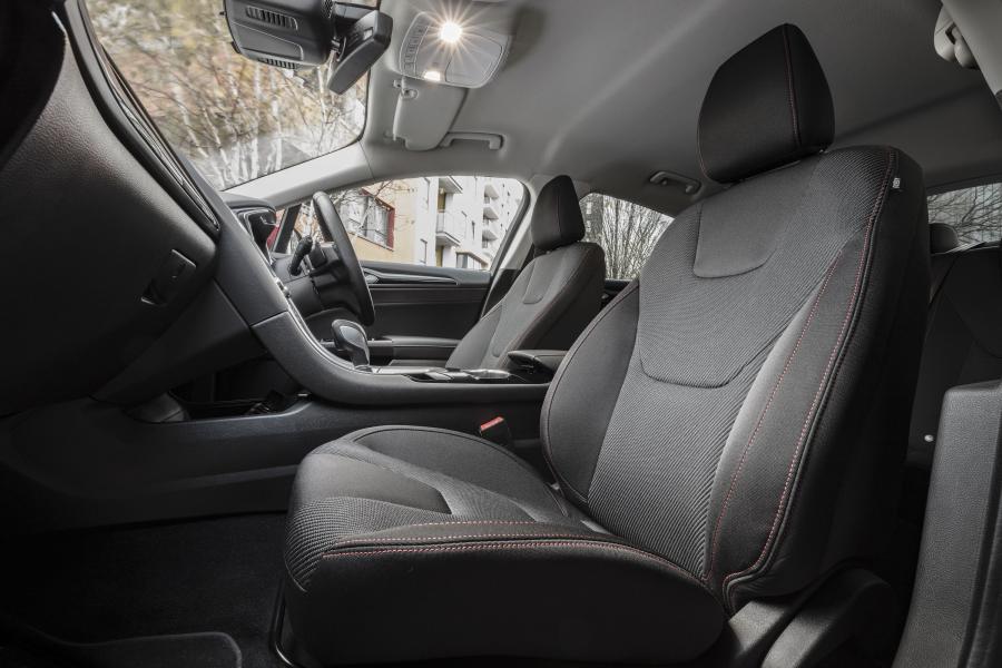 Интерьер Ford Mondeo Hatchback ST-Line 2016 года  (UK) (фото 9 из 13)